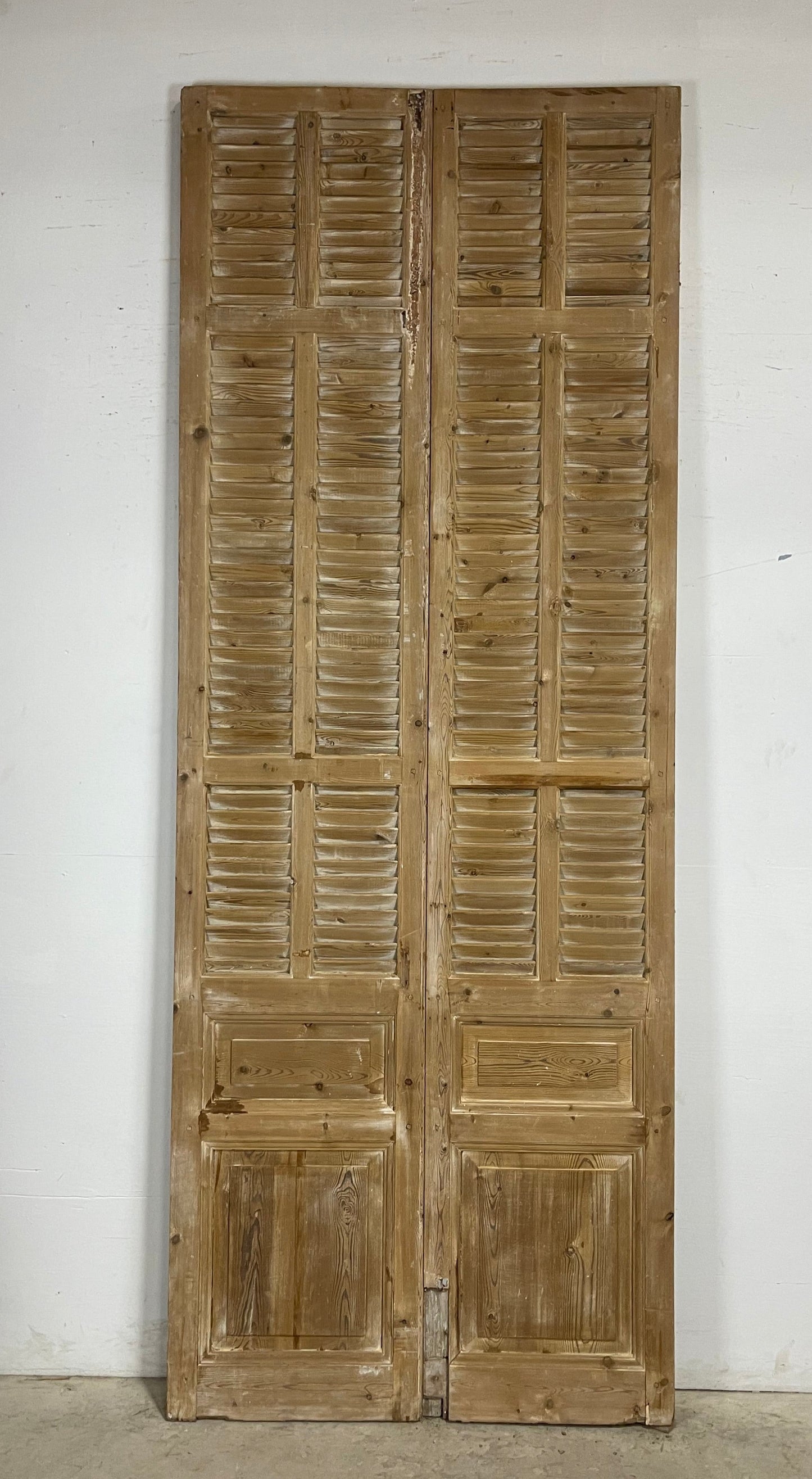 Antique French Shutters (116 x44) M092