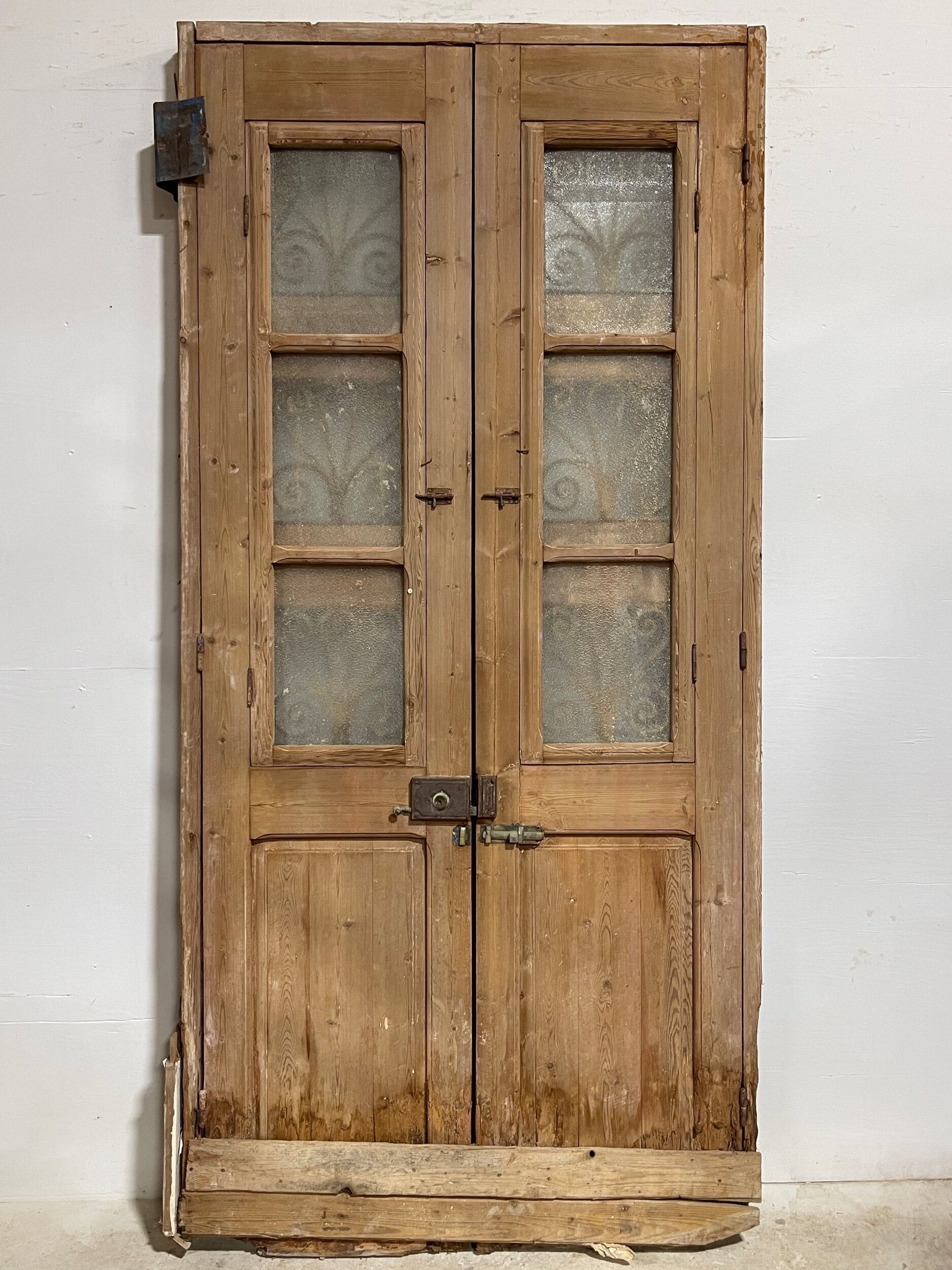 Antique French door with iron in a frame (F 100x47.5) (D 98x44) H0254s