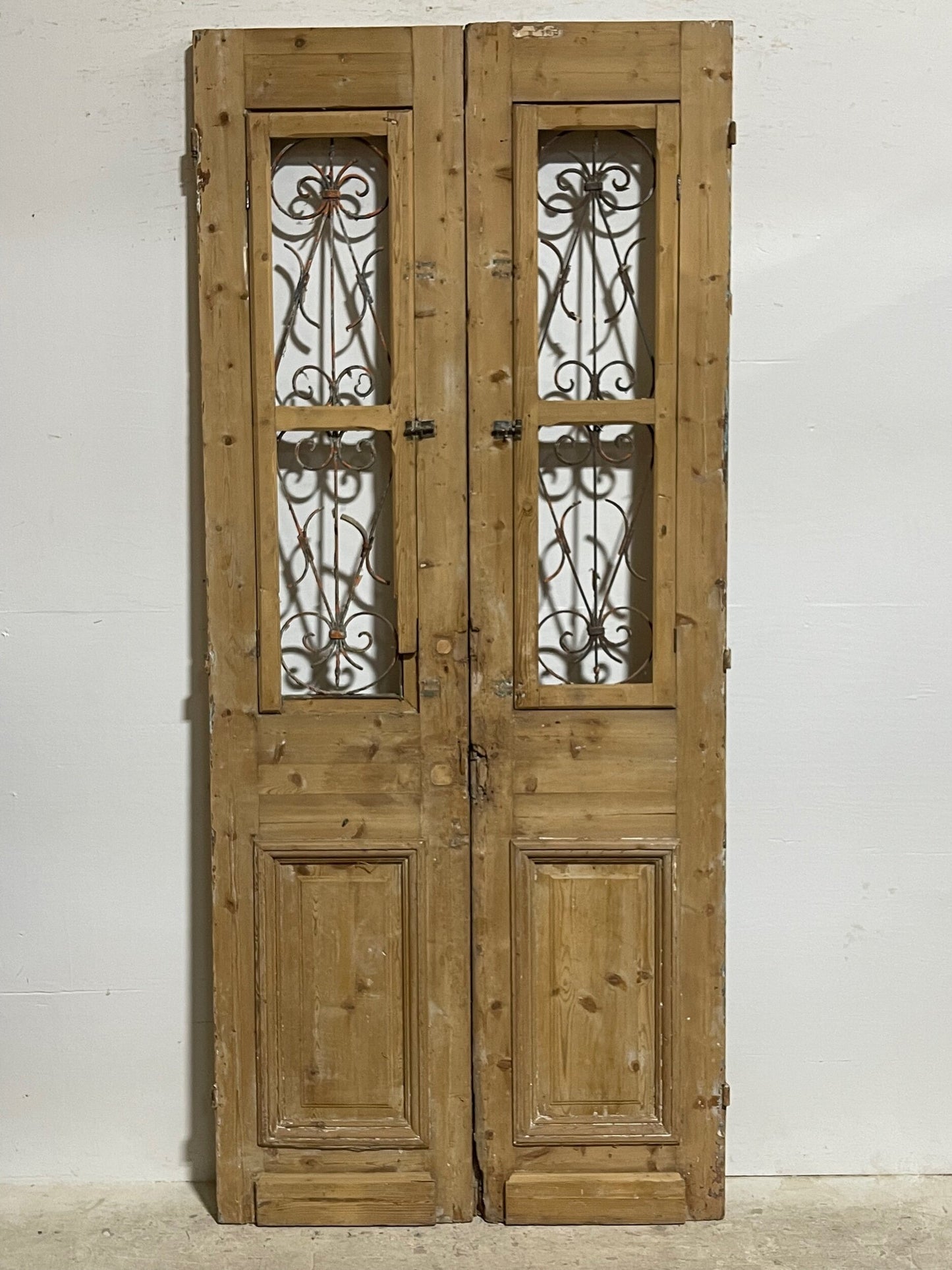 Antique french panel doors with metal (92 x 40) I038